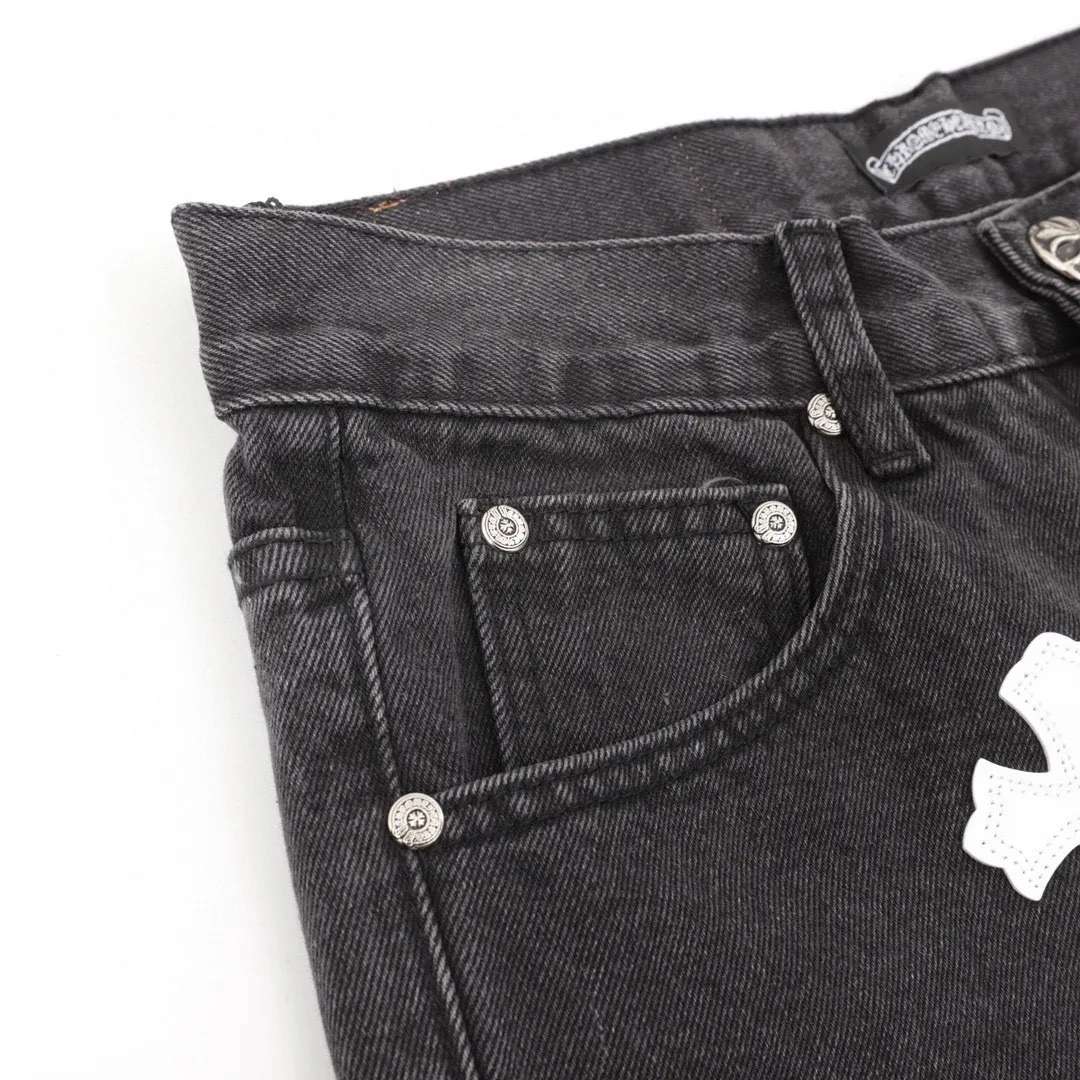 P210 Top version (black pants and white leather) Top version Chrome Hearts jeans with leather and black denim. It is known that chromehearts jeans will use vintage Levis jeans as the base plate for creation. They usually add their own unique silver buckles and silver ornaments, plus leather embellishments. This is what doubles the value of these vintage jeans, because the base plate is Vintage jeans, the jeans themselves have become very soft and comfortable after years of baptism, which can be distinguished from ordinary jeans. Regarding the size, you should also refer to the pants data. Style number: 1253# Color: black pants and white leather Size: 28 30 32 34 28 Waist 86 Hips 100 Pants length 102 30 Waist 90 Hips 104 Pants length 104 32 Waist 94 Hips 108, pants length 106 34, waist 98, hips 112, pants length 110